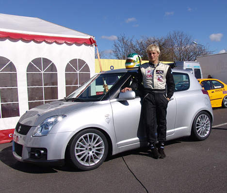 Nick Reimersø med sin spritnye Suzuki Swift